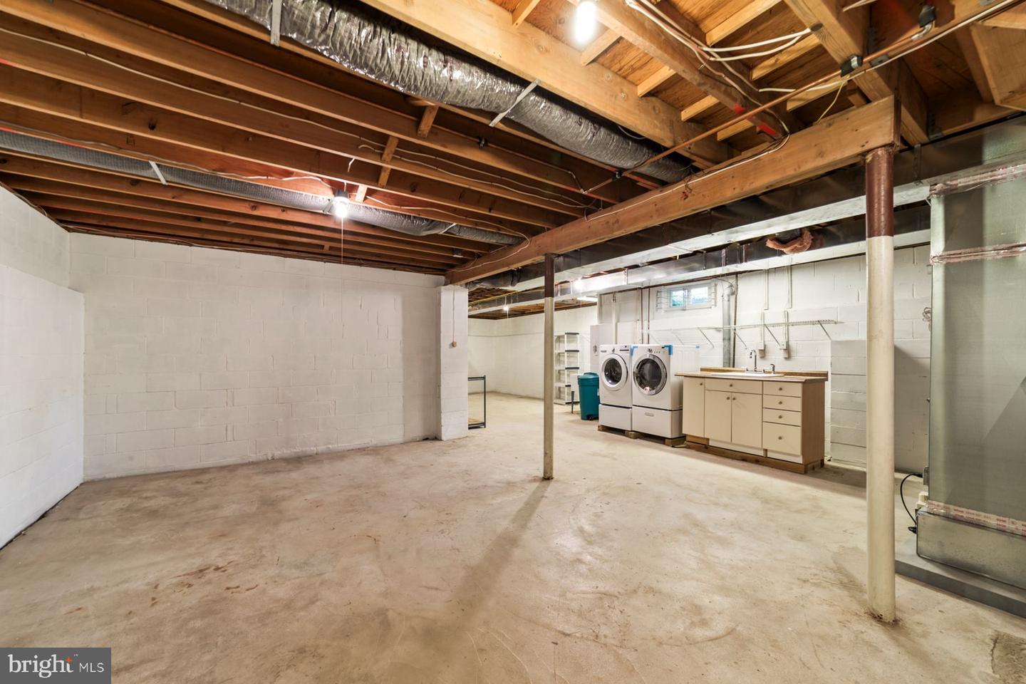90 Denow Rd