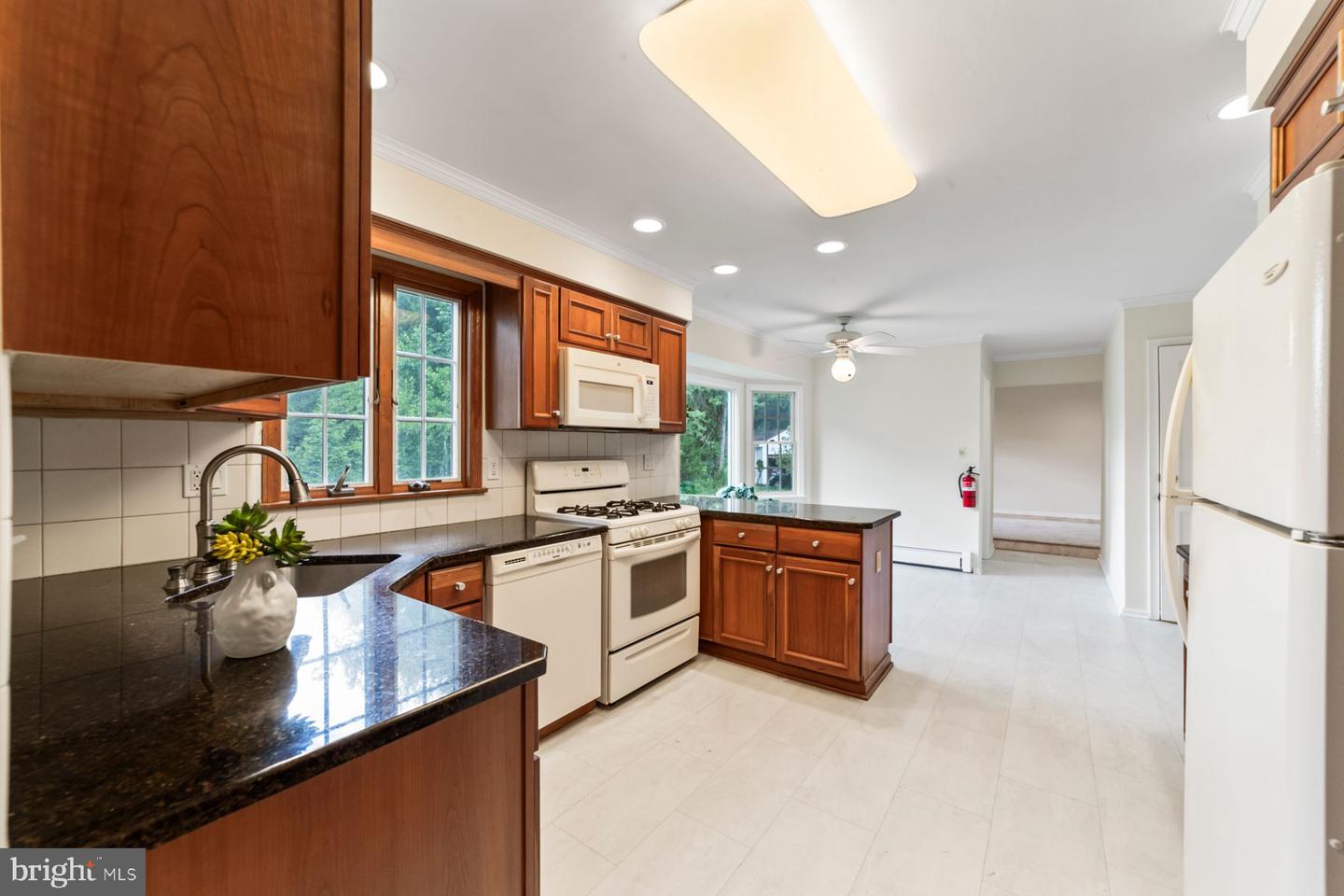 90 Denow Rd