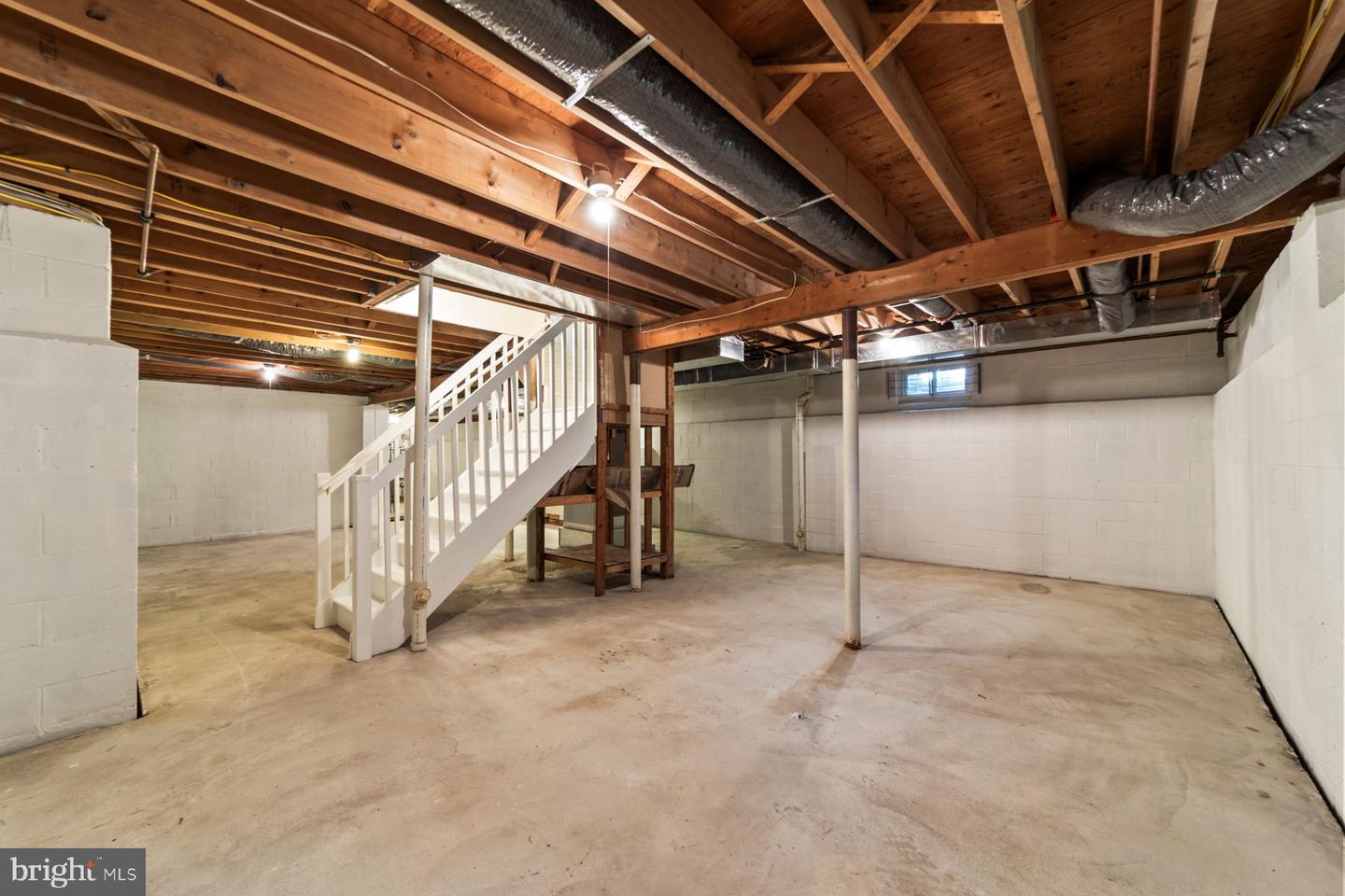 90 Denow Rd