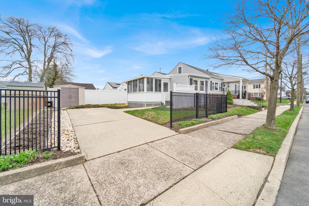 201 LILLIAN AVENUE