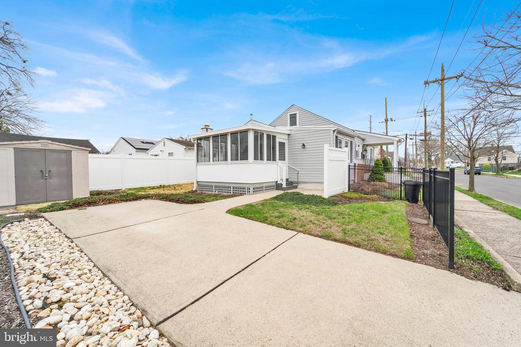 201 LILLIAN AVENUE