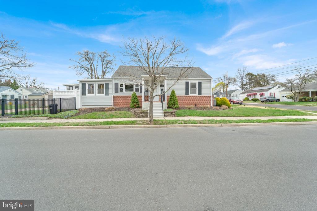 201 LILLIAN AVENUE