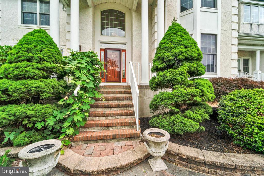 19 MEADOWLARK DRIVE