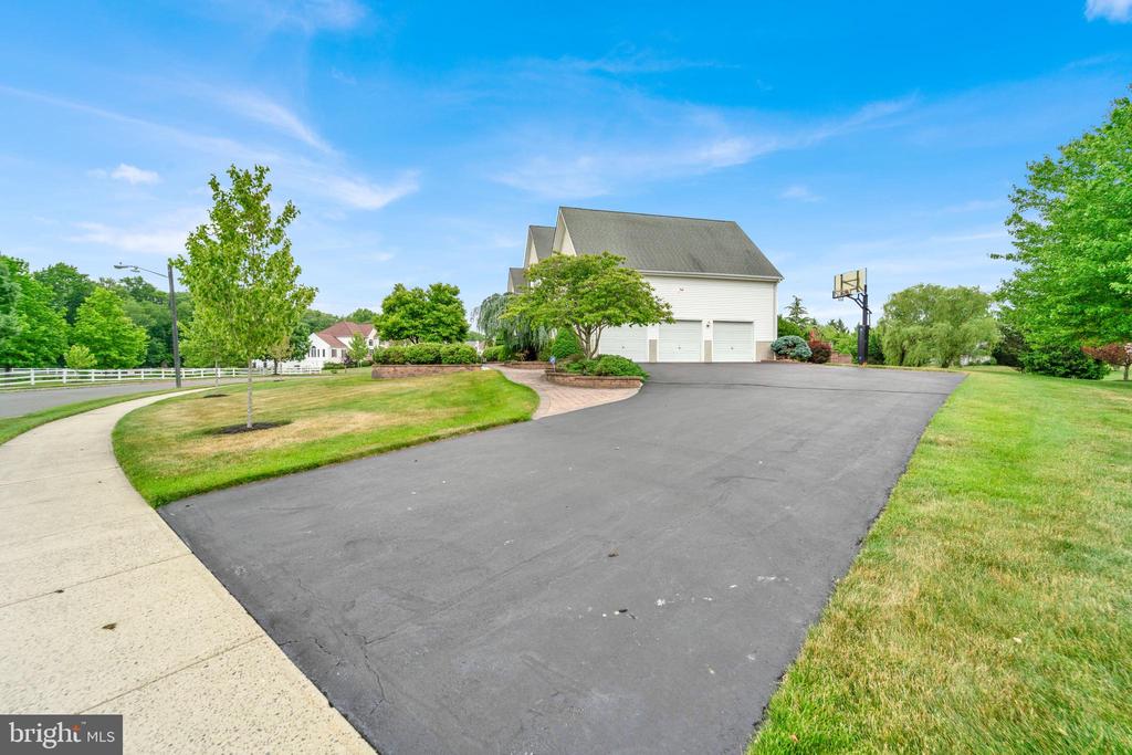 19 MEADOWLARK DRIVE