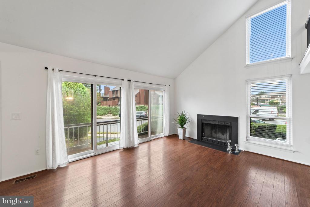 23 Bloomingdale Dr #4b
