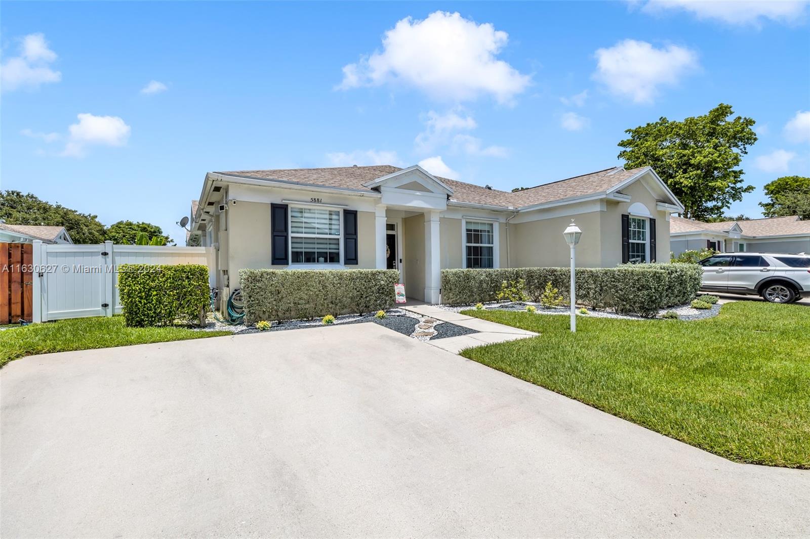 5881 Kelsey Ln