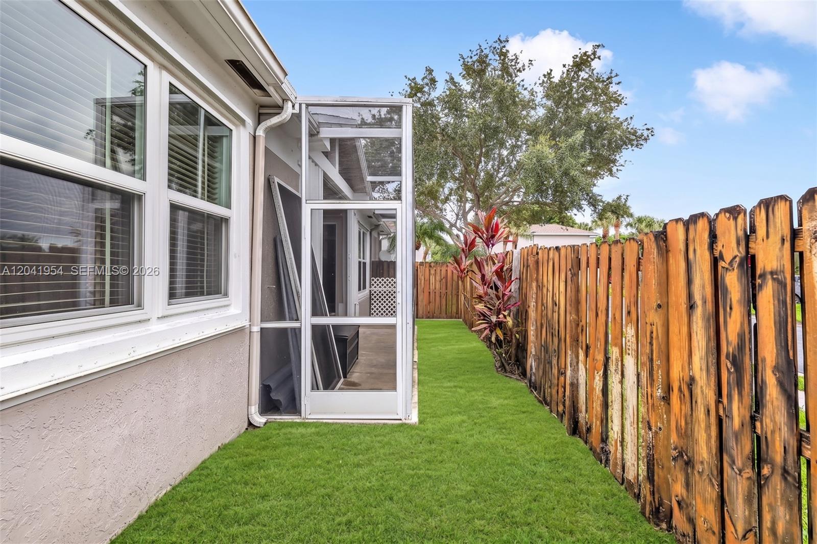 5823 Plum Harbor Cir