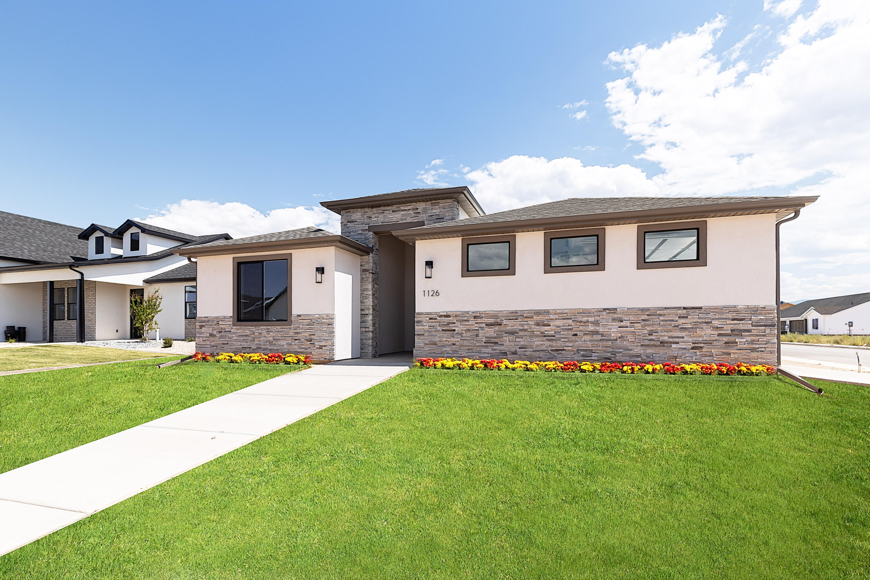 1126 N Yucca (3325 W) ST