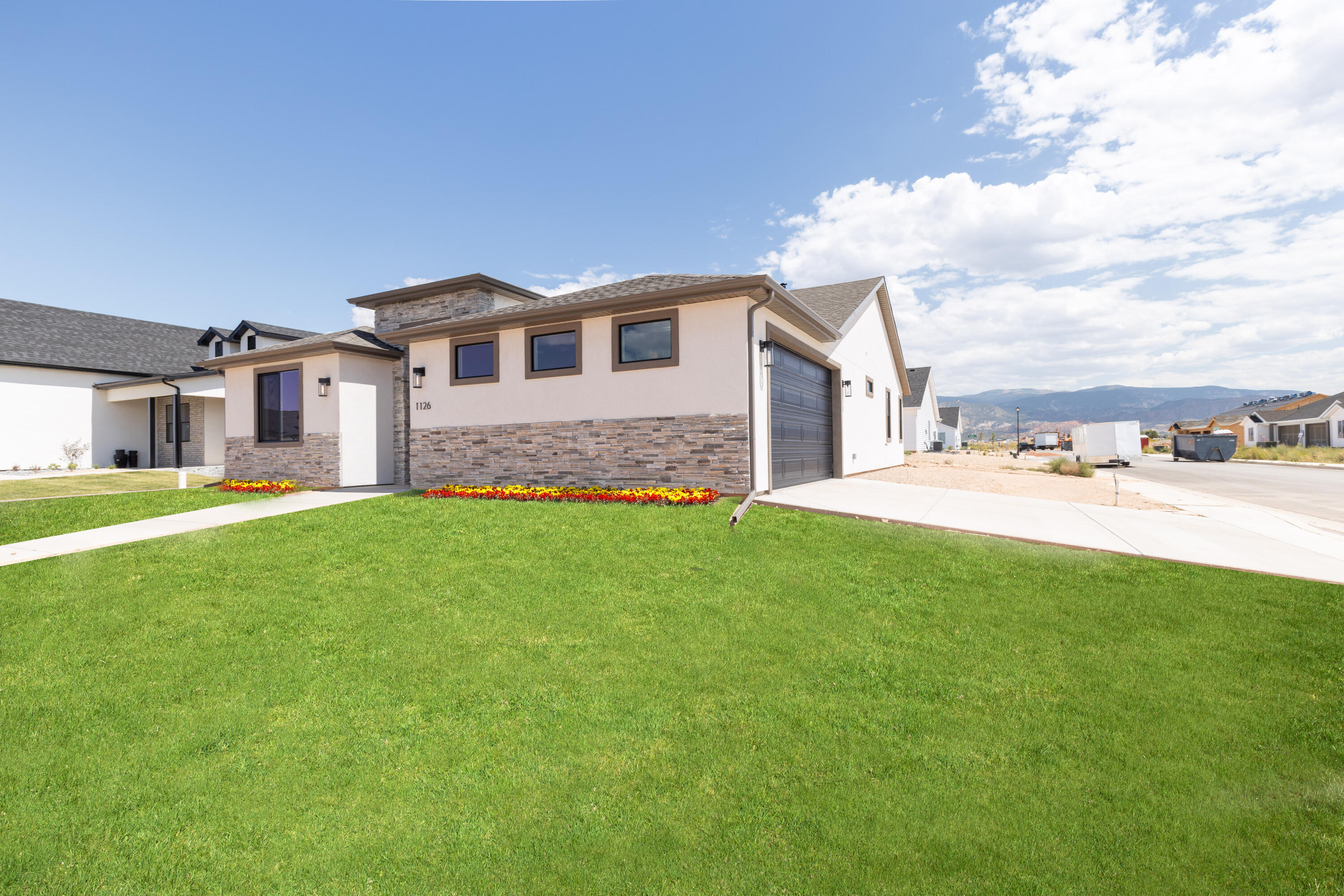 1126 N Yucca (3325 W) ST