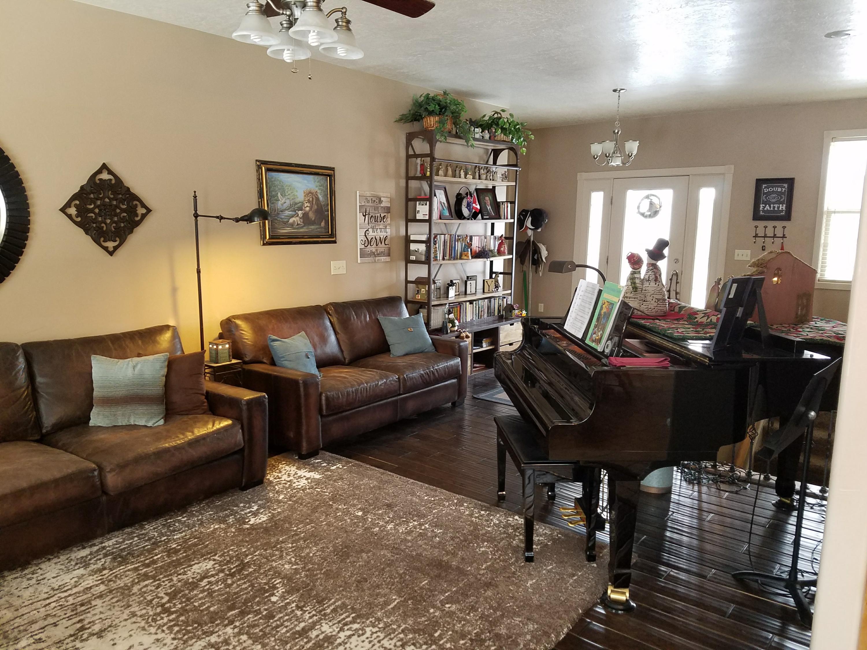 908 E Nichols Canyon