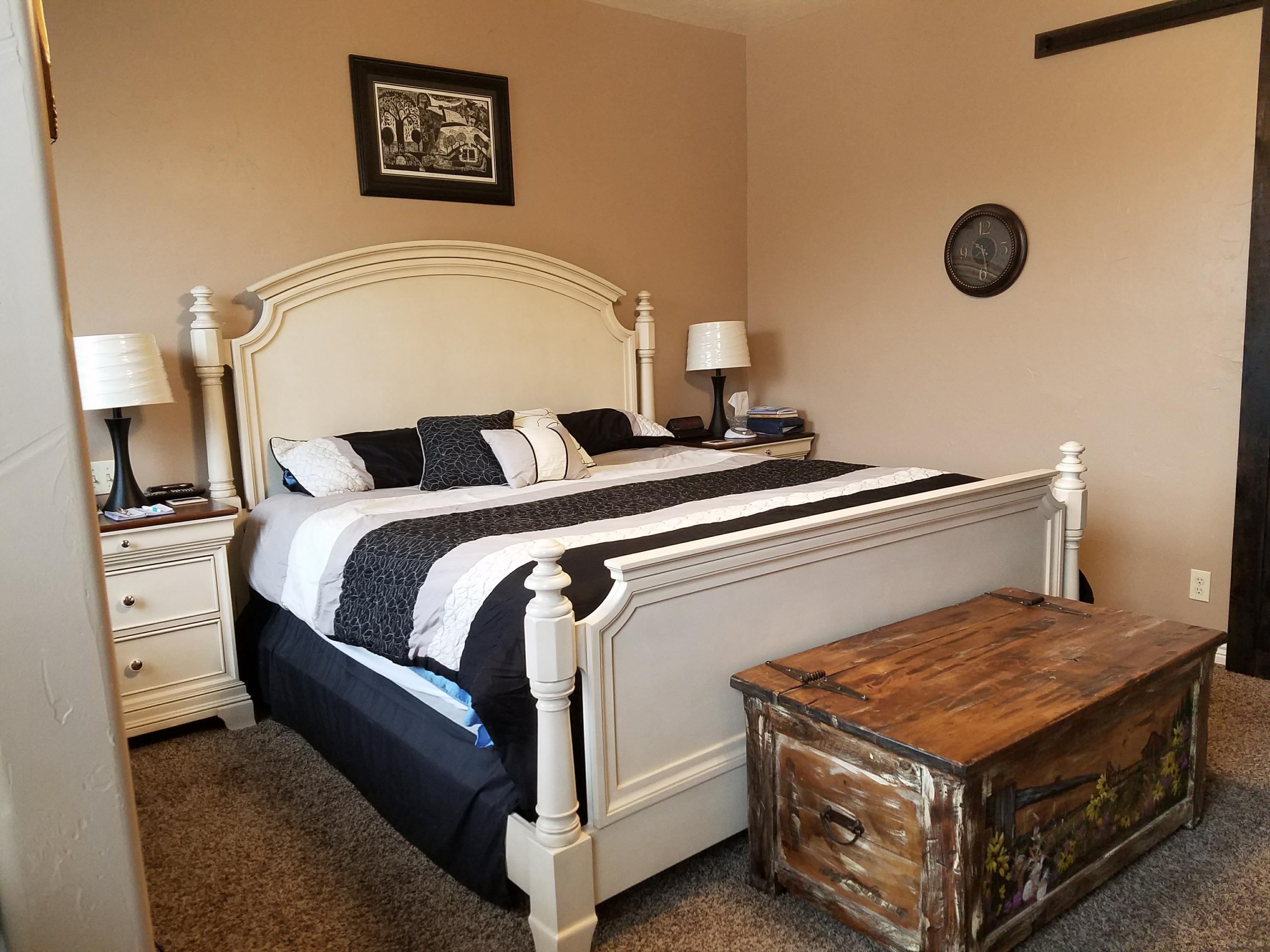 908 E Nichols Canyon