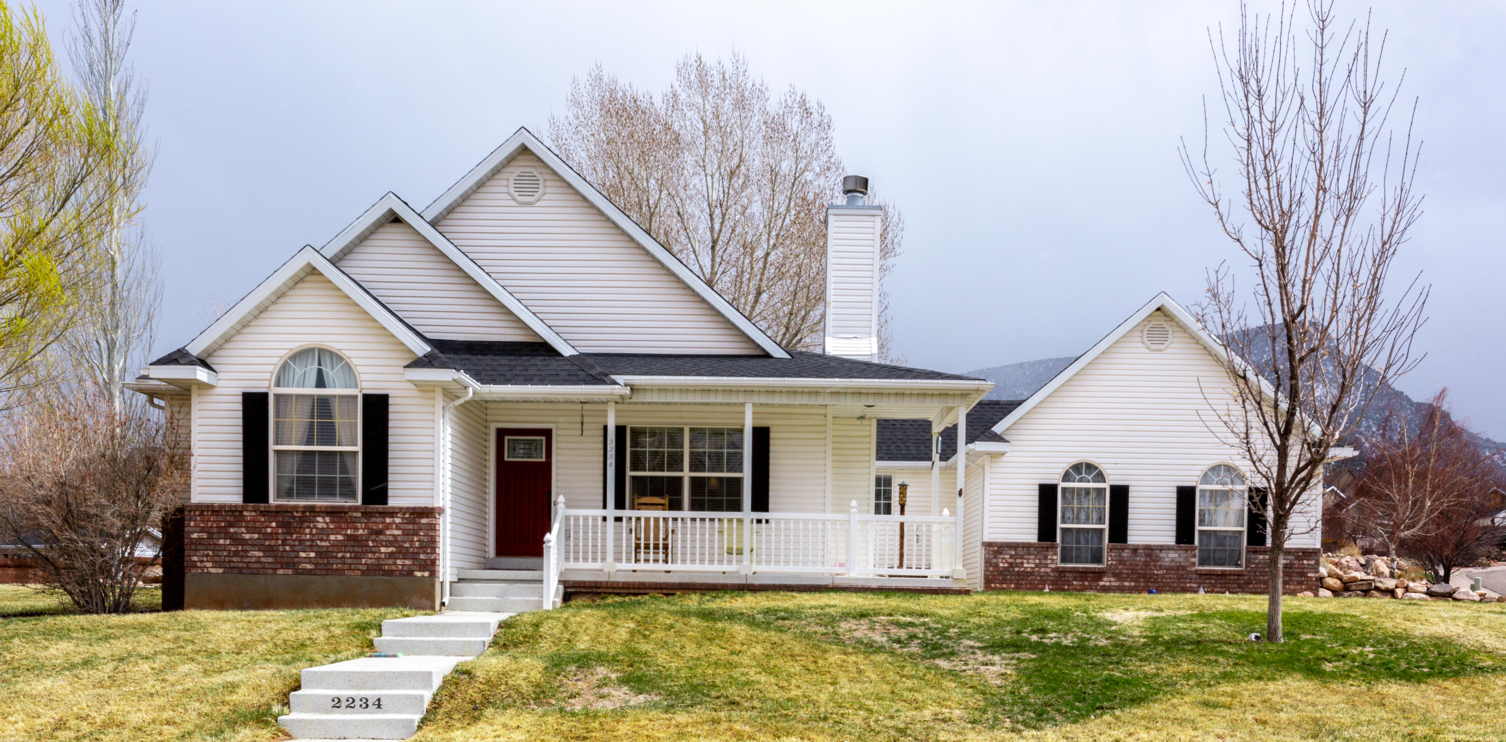 2234 N Hawthorne LN