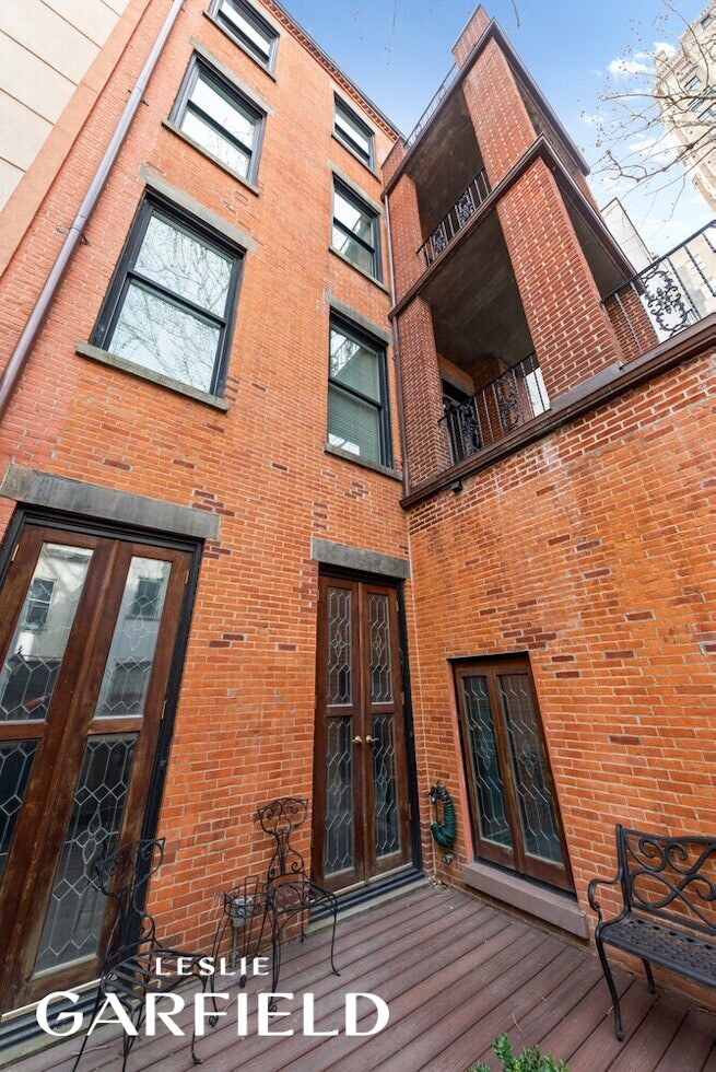 9 E 63RD Street