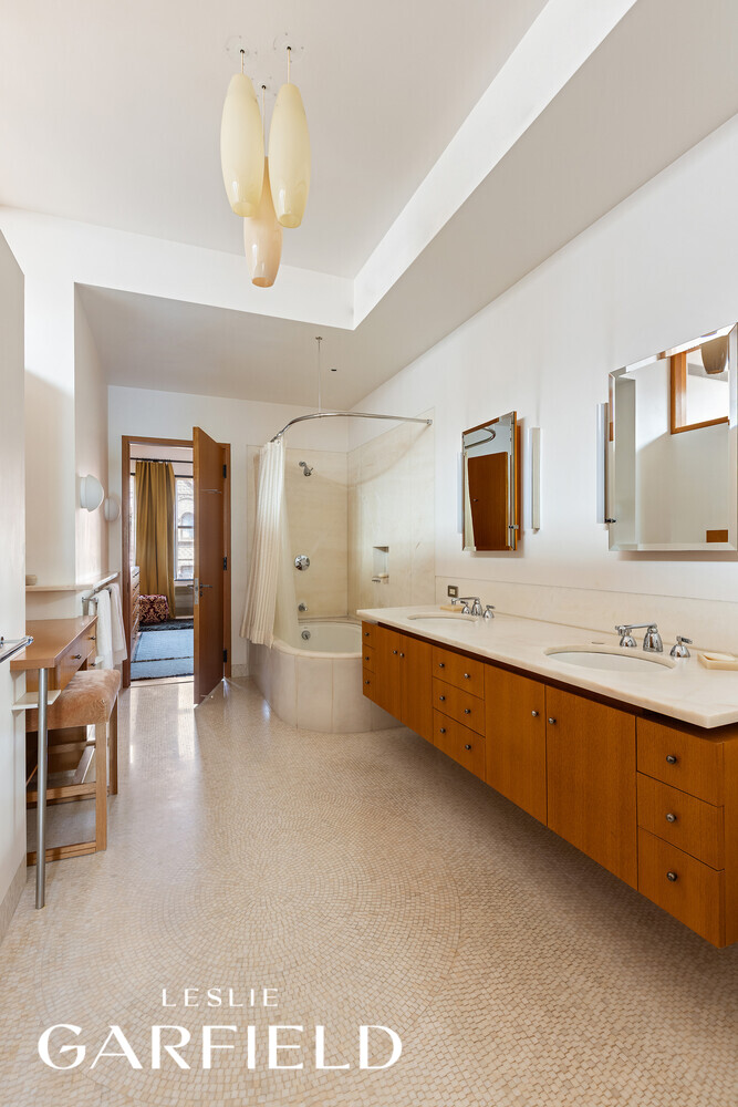 22 E 94TH Street