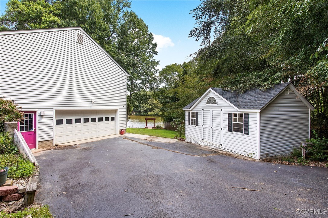 2103 Lakeview Dr