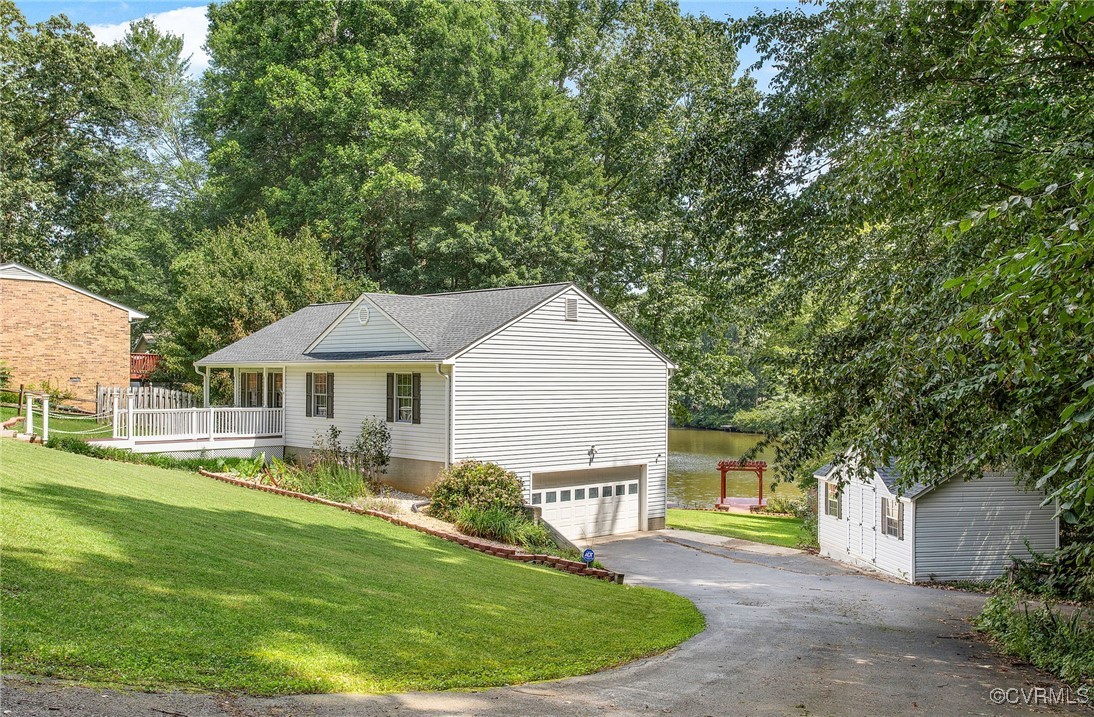 2103 Lakeview Dr