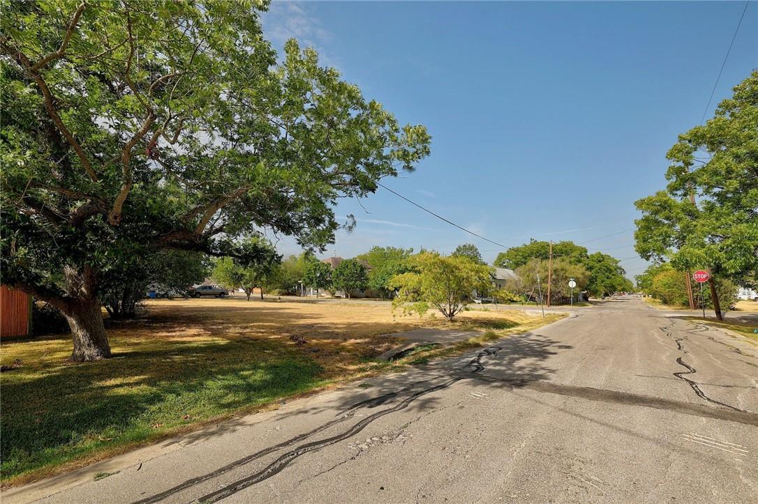 113 W Live Oak ST