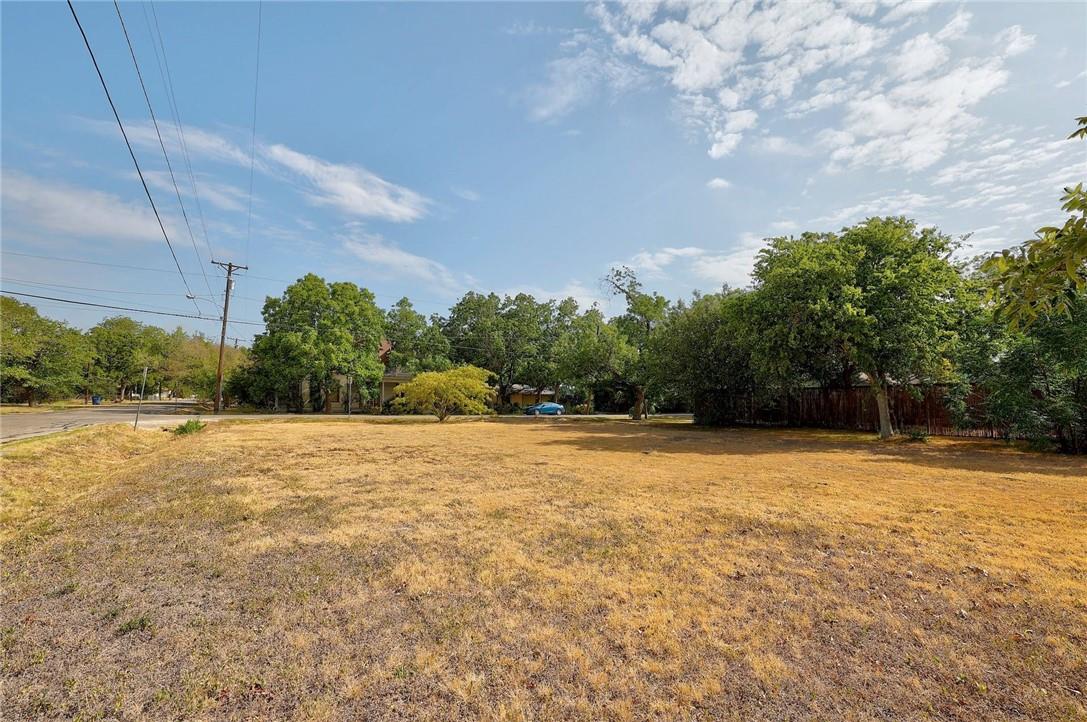113 W Live Oak ST