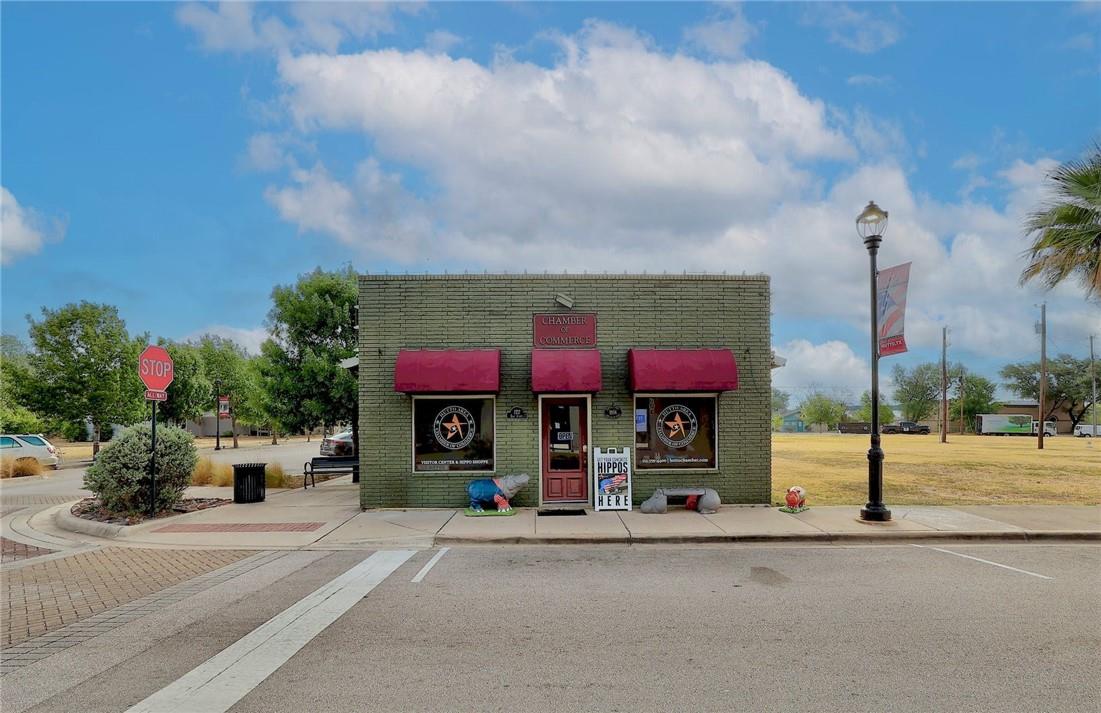 113 W Live Oak ST