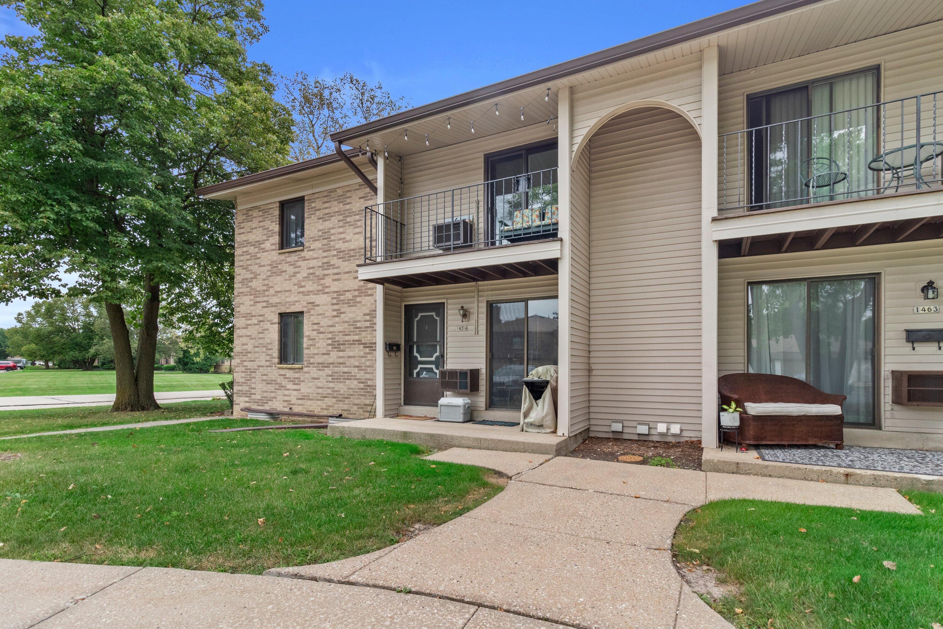 1459 S Carriage Ln, New Berlin