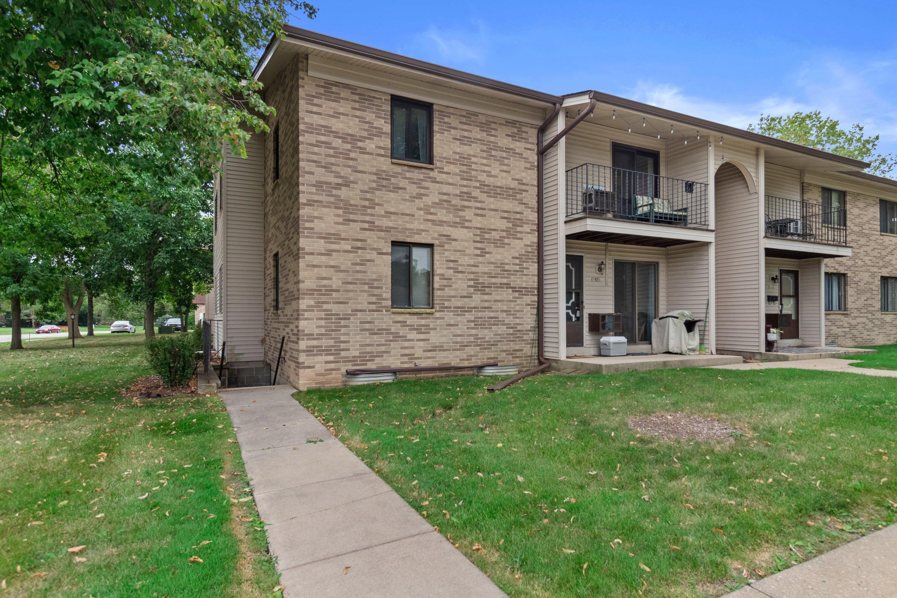 1459 S Carriage Ln, New Berlin