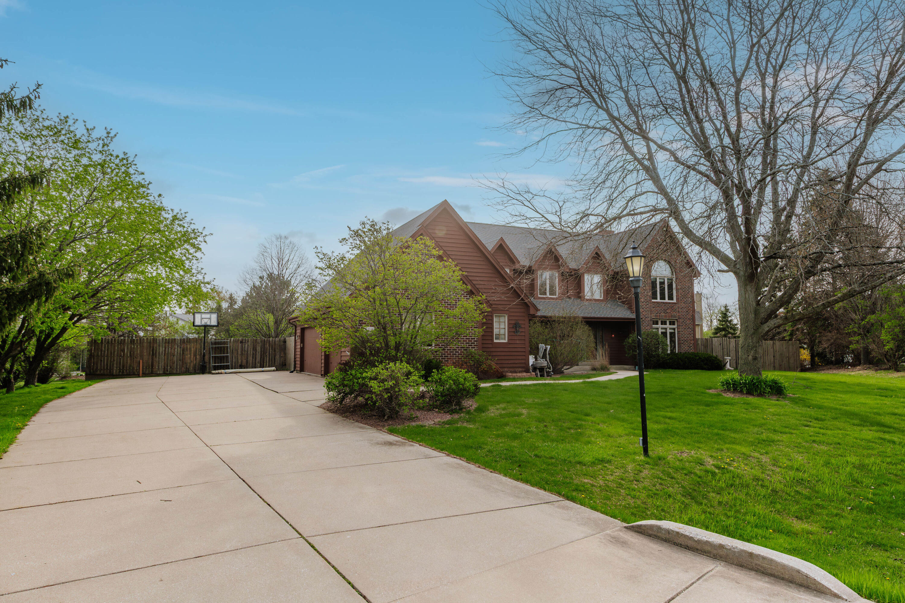 194 W Fairfield Ct, Oak Creek