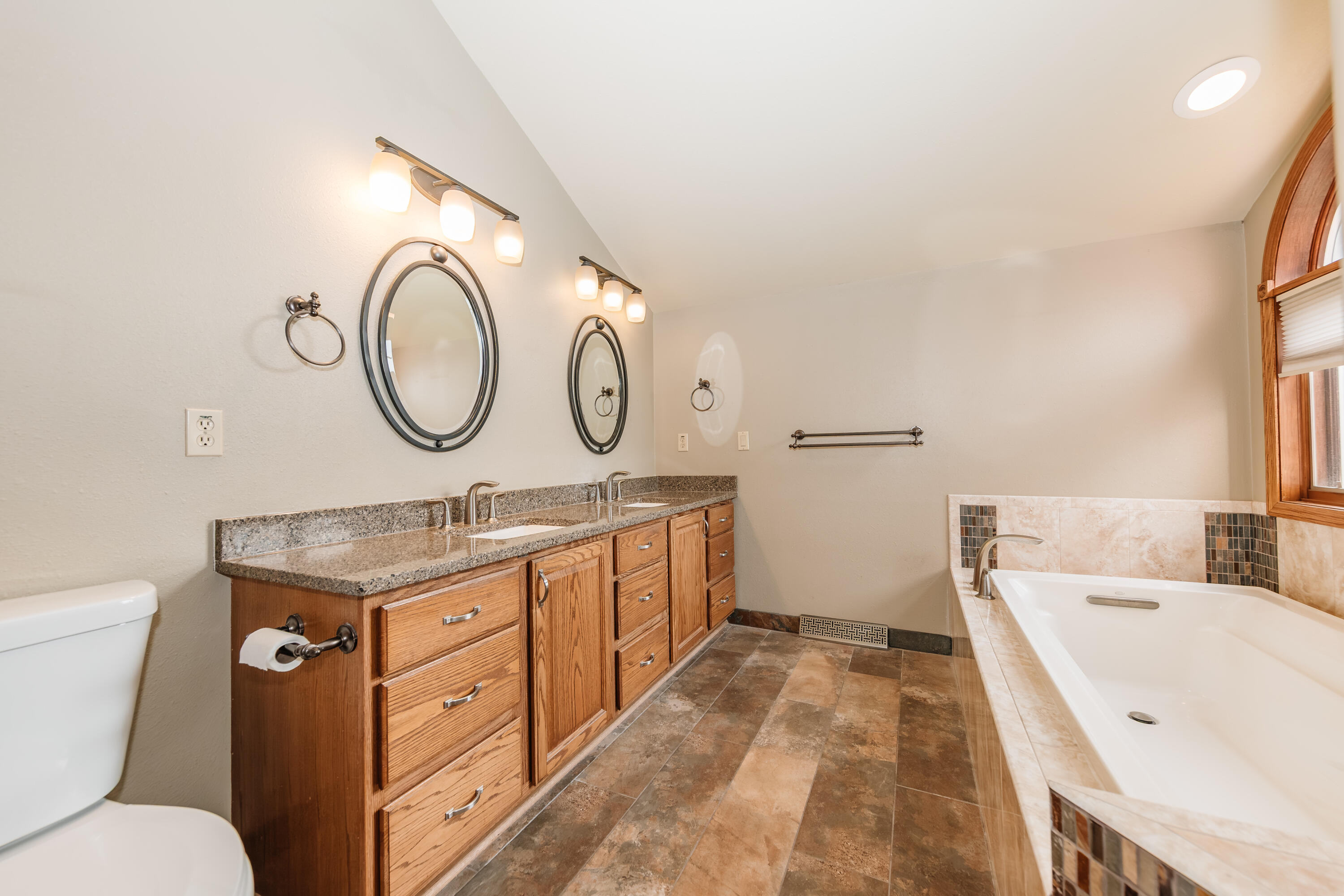 194 W Fairfield Ct, Oak Creek