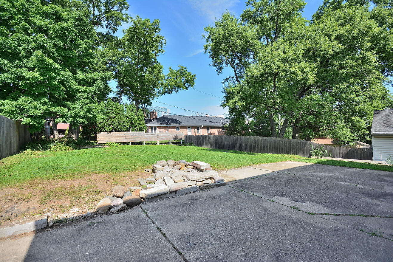 613 Pleasant View St, Wauwatosa