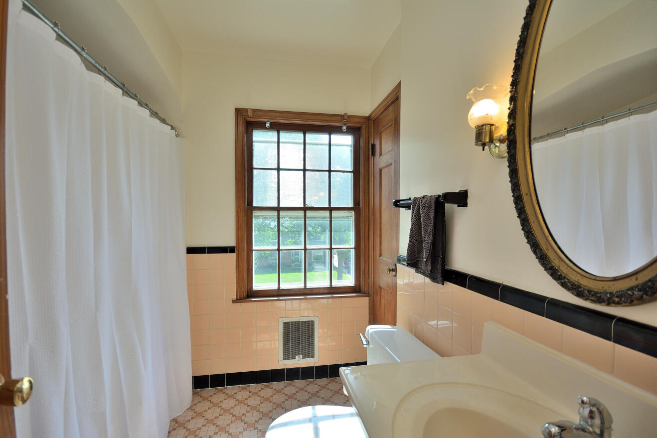613 Pleasant View St, Wauwatosa