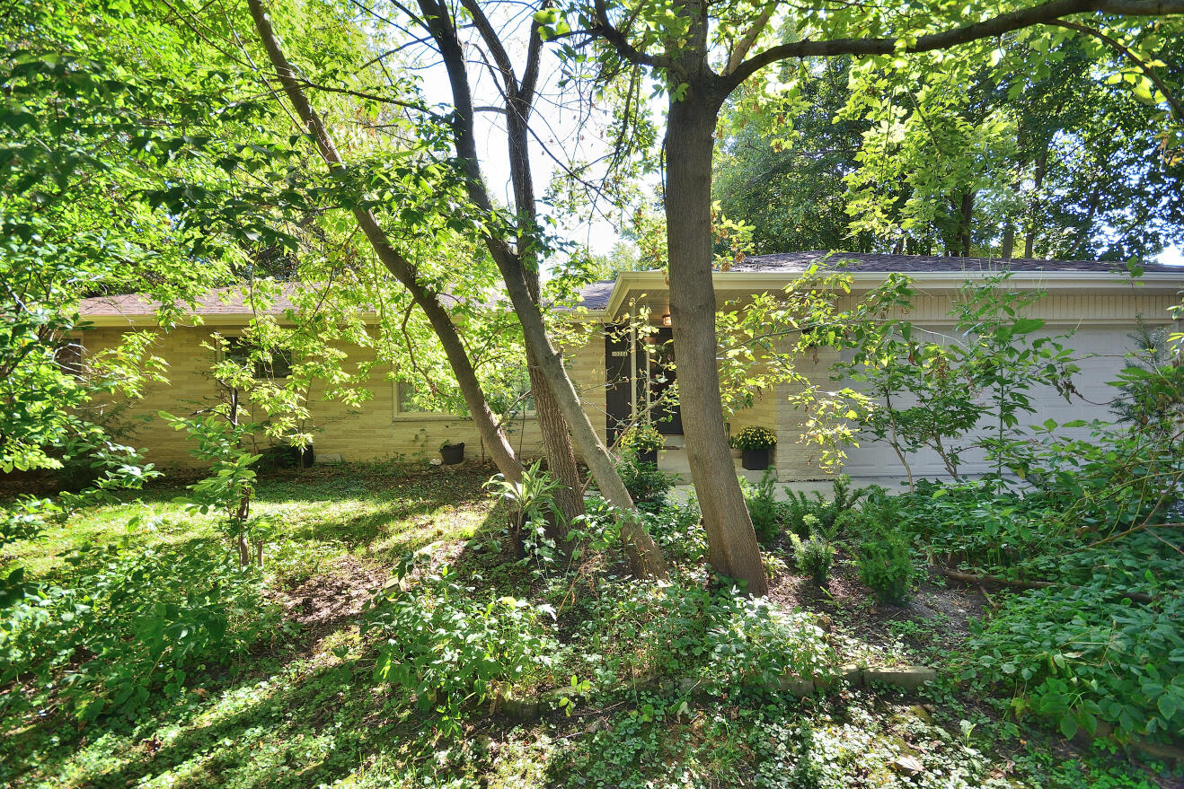 10201 Brookside Dr, Hales Corners