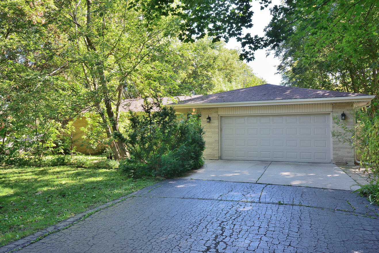 10201 Brookside Dr, Hales Corners