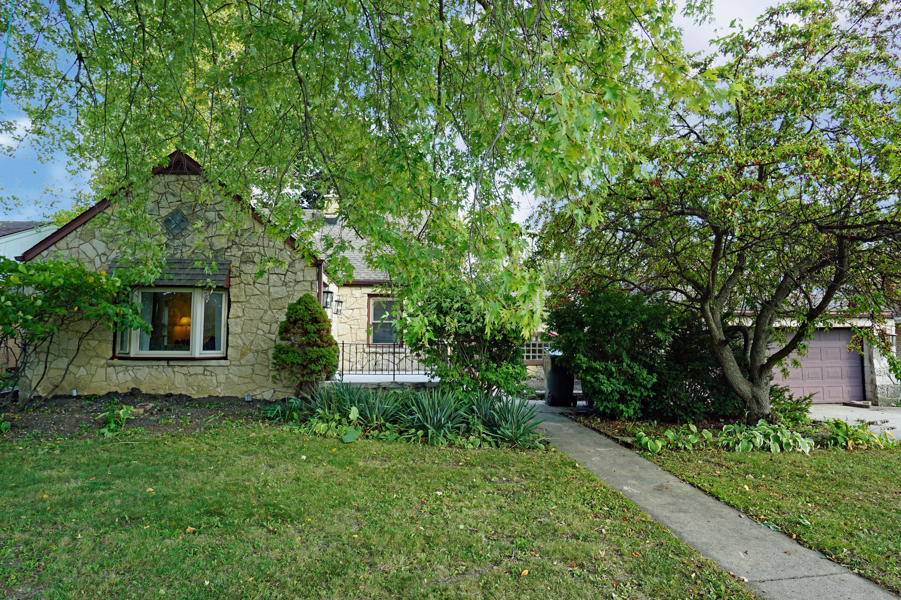 830 S 90th St, West Allis