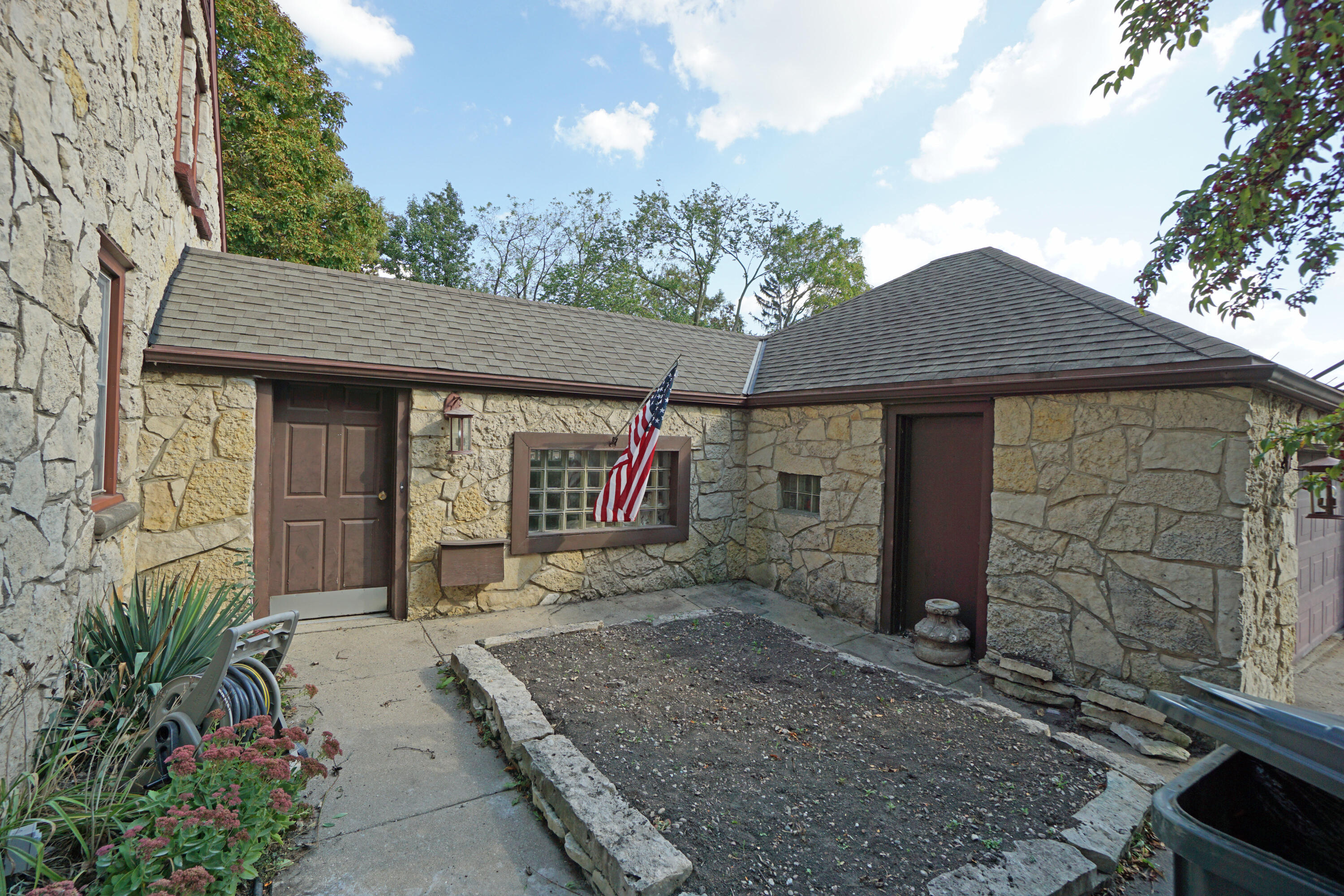 830 S 90th St, West Allis
