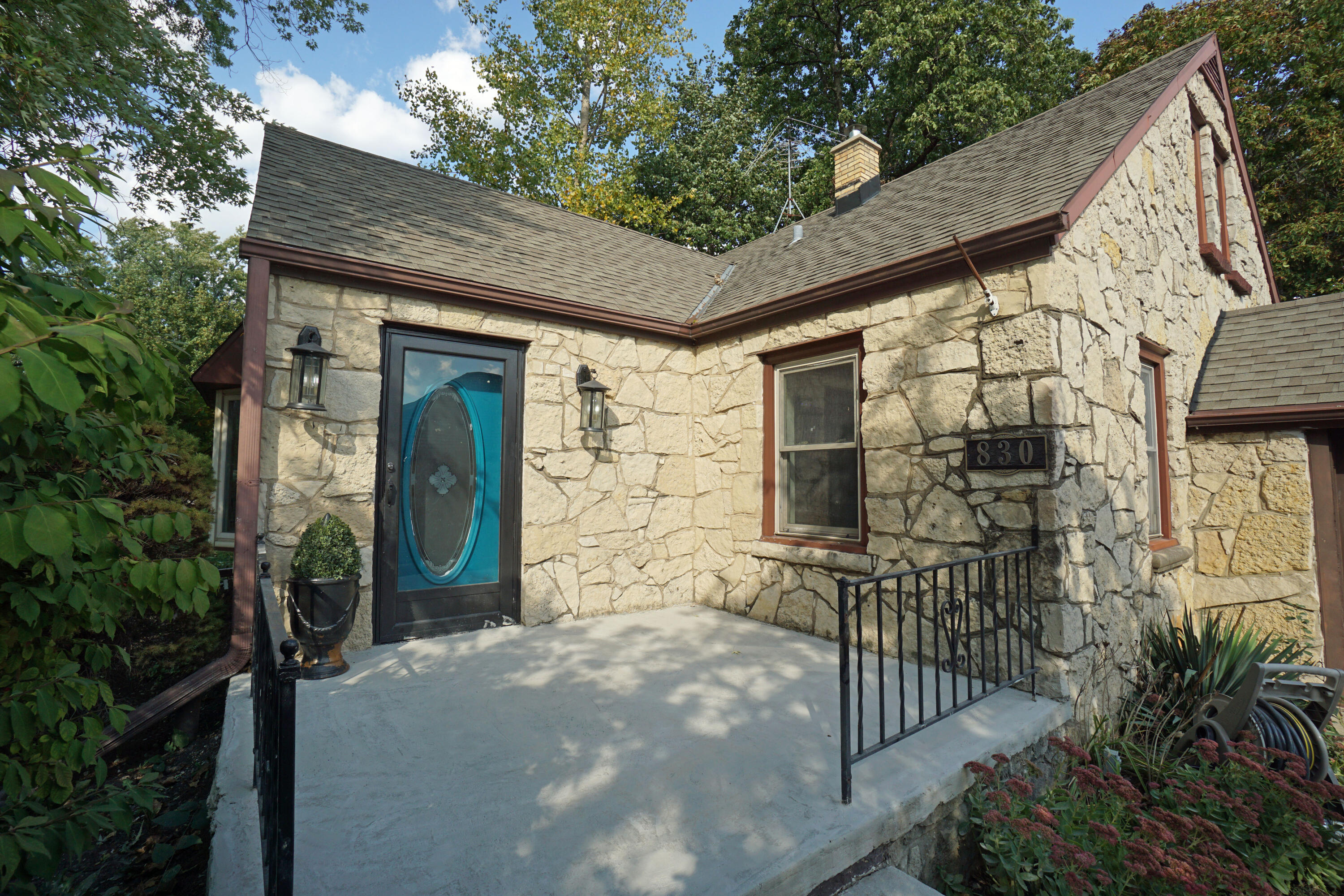 830 S 90th St, West Allis