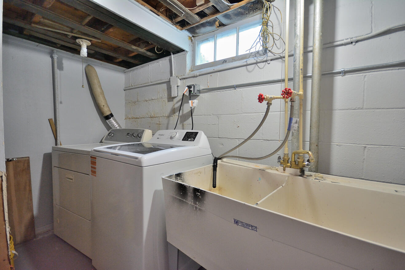 834 E Holt Ave