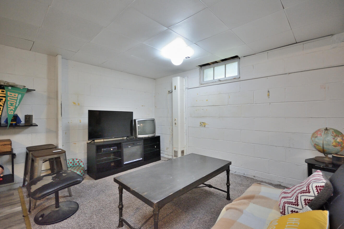 834 E Holt Ave
