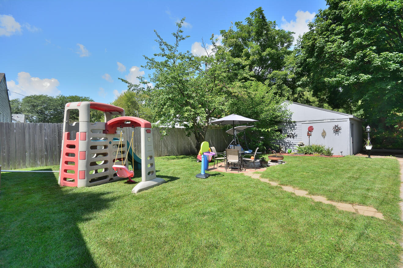 834 E Holt Ave