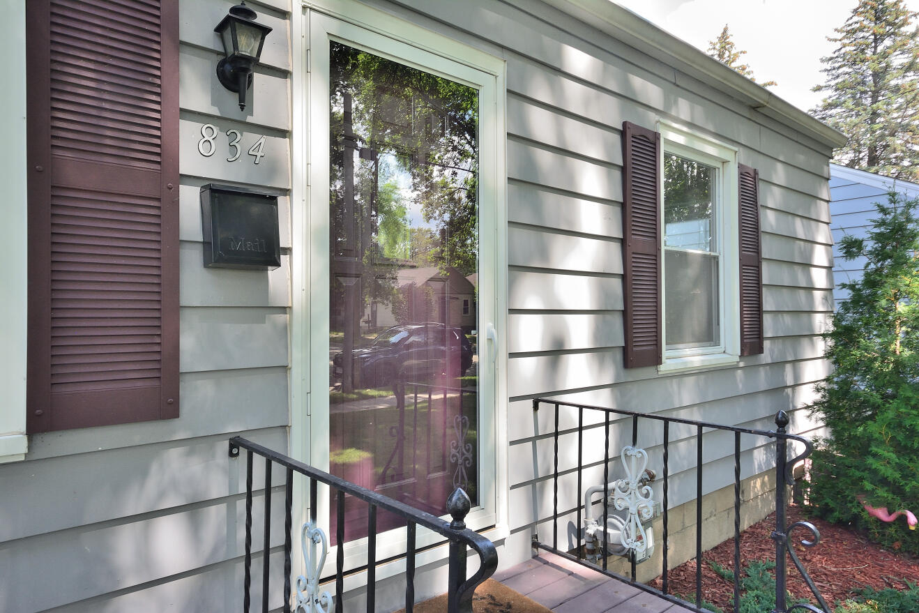 834 E Holt Ave