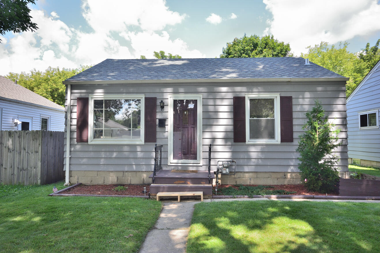 834 E Holt Ave