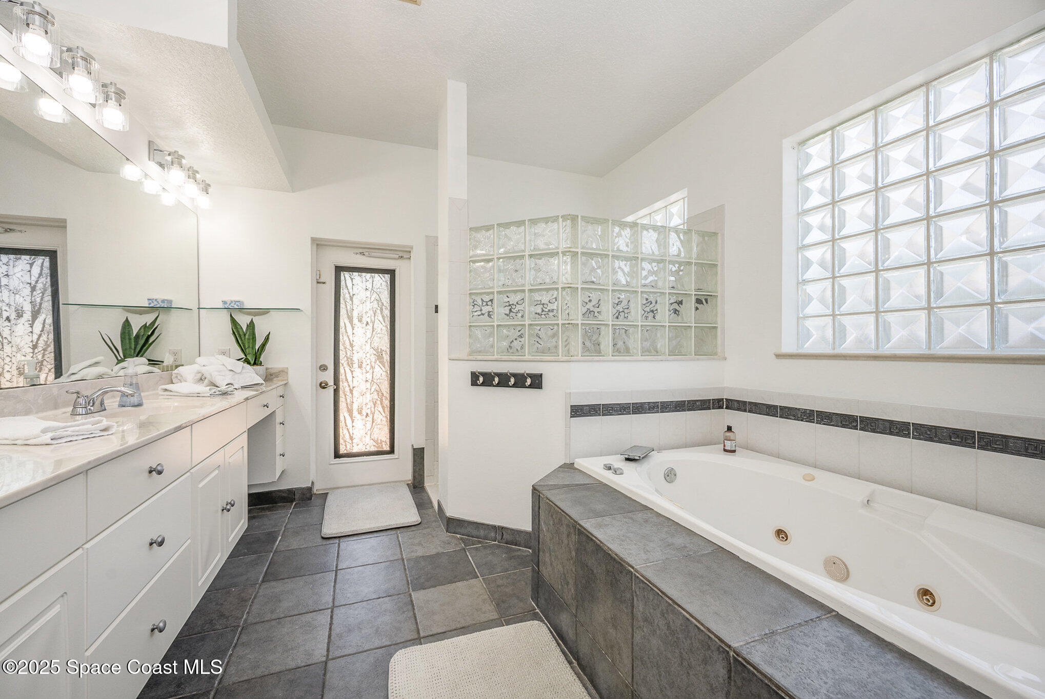48 Harbor Circle