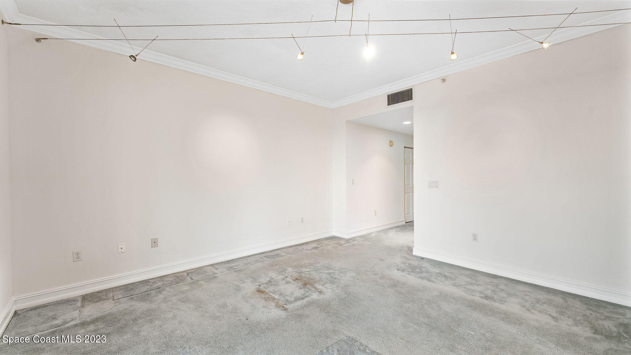 93 Delannoy Avenue, 806