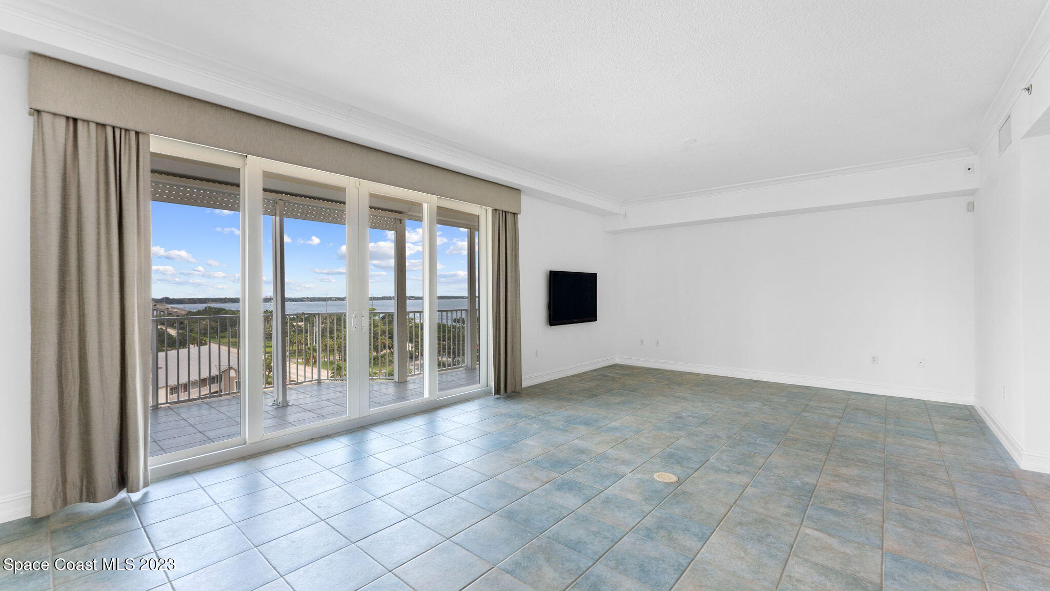 93 Delannoy Avenue, 806