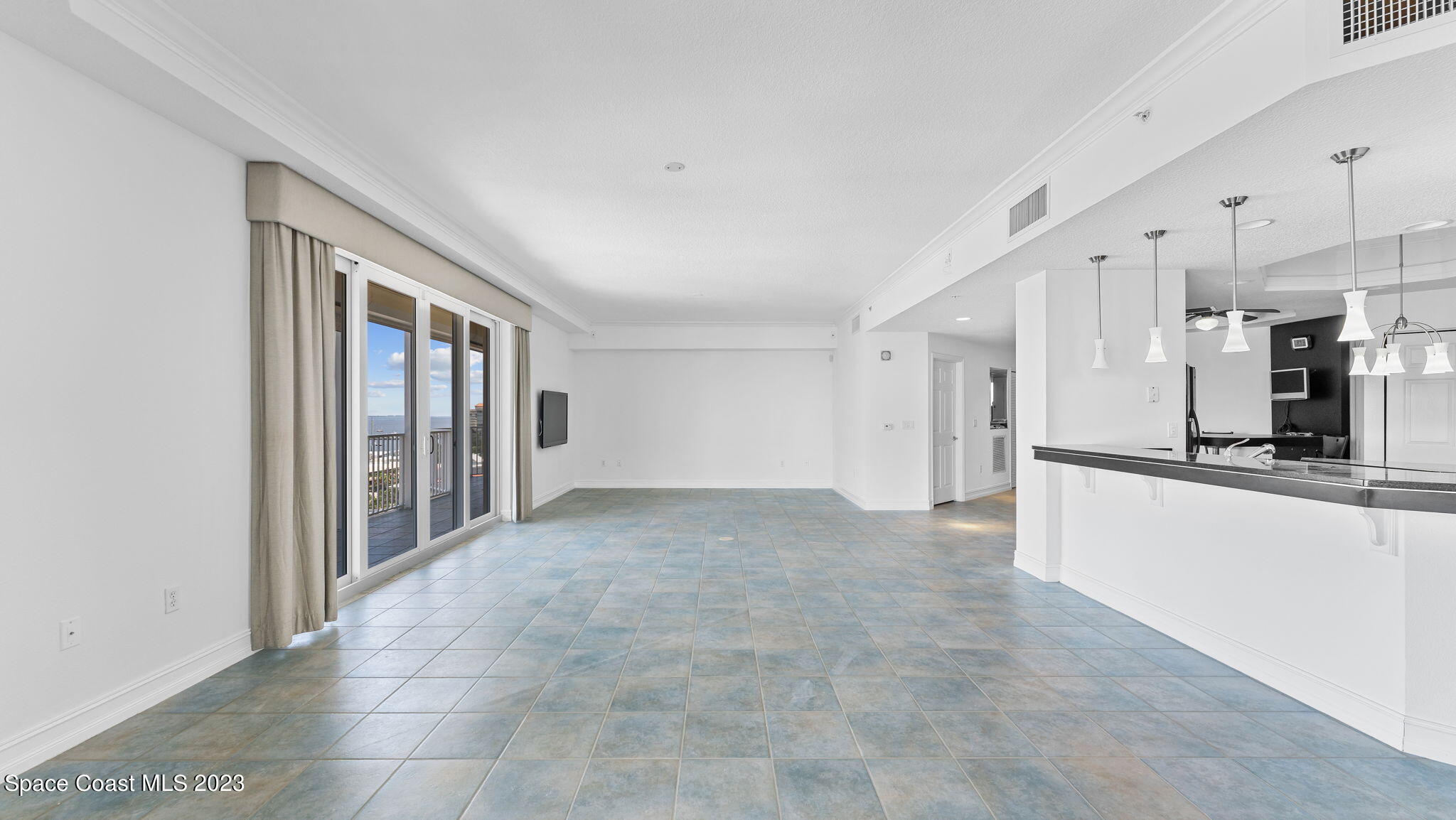 93 Delannoy Avenue, 806