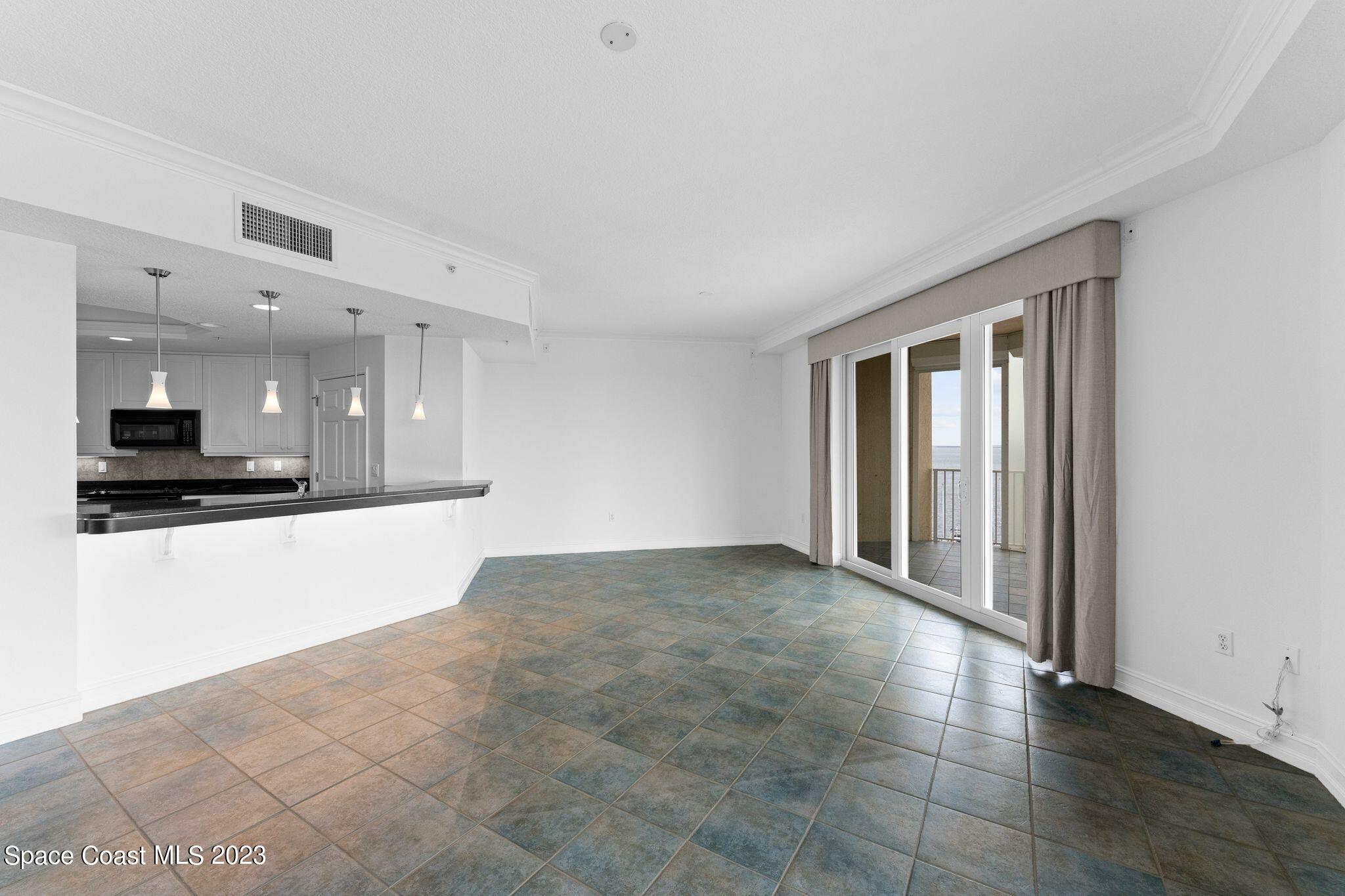 93 Delannoy Avenue, 806