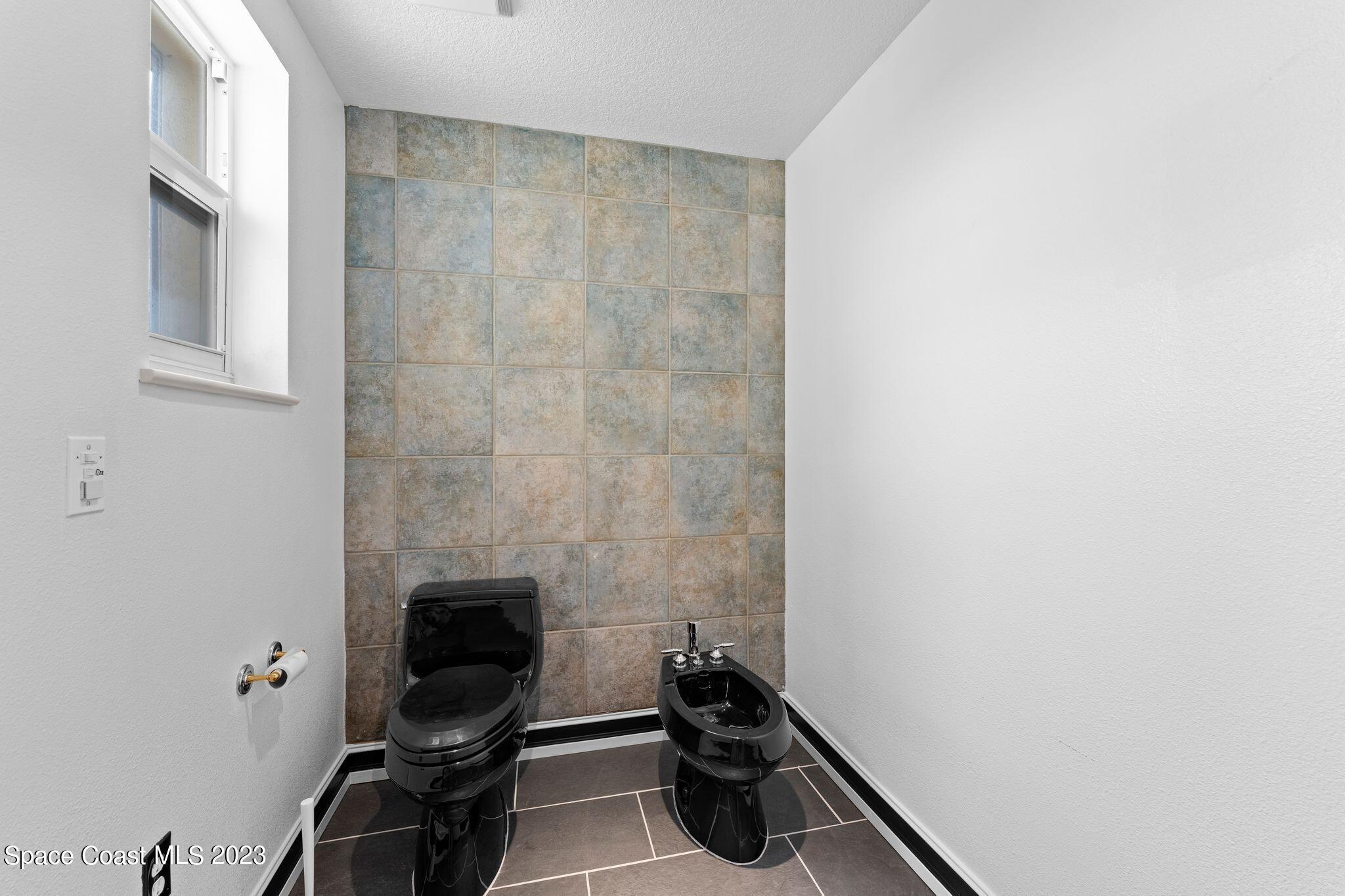 93 Delannoy Avenue, 806