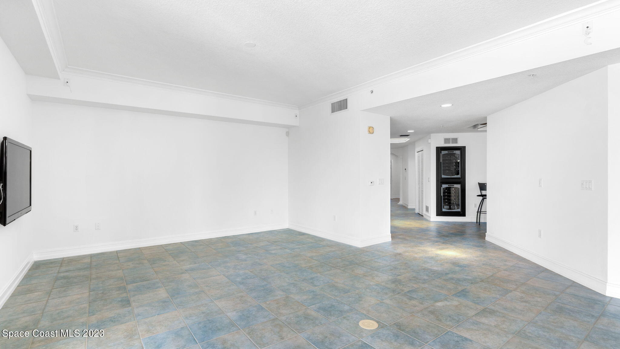 93 Delannoy Avenue, 806