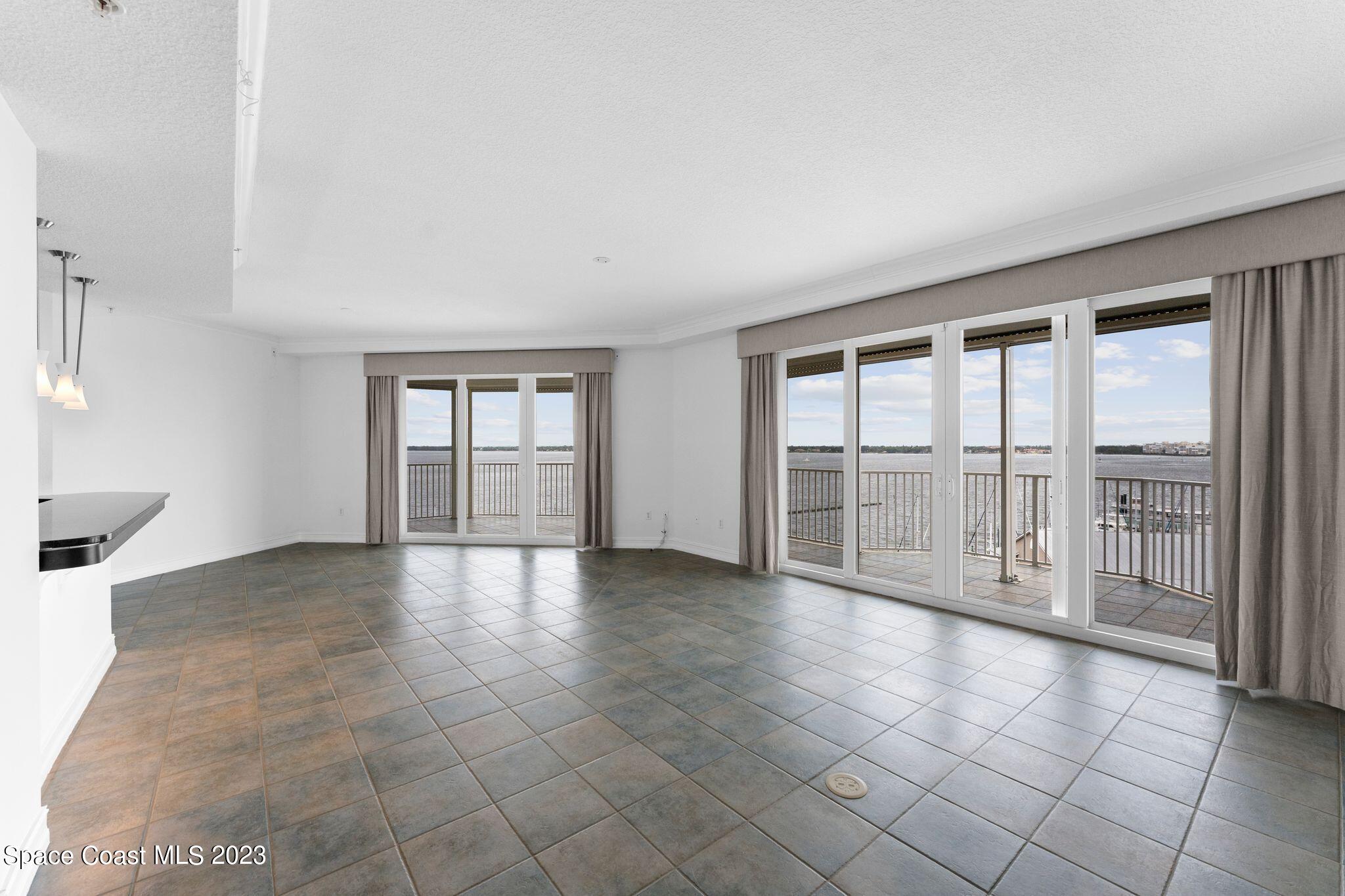 93 Delannoy Avenue, 806