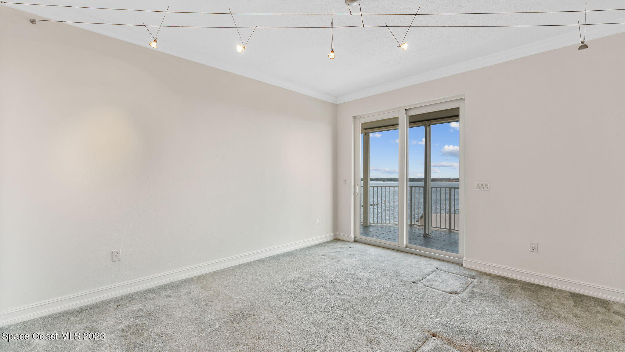 93 Delannoy Avenue, 806