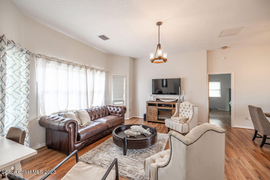 380 Lakeview Drive