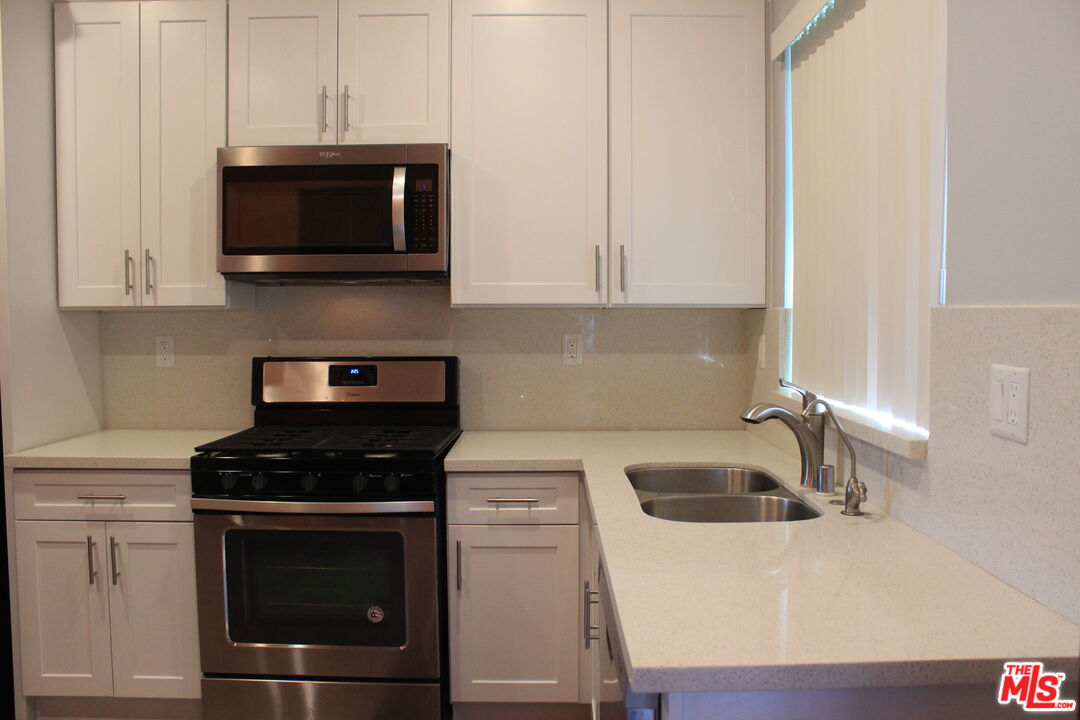 1259 W 36th Pl
